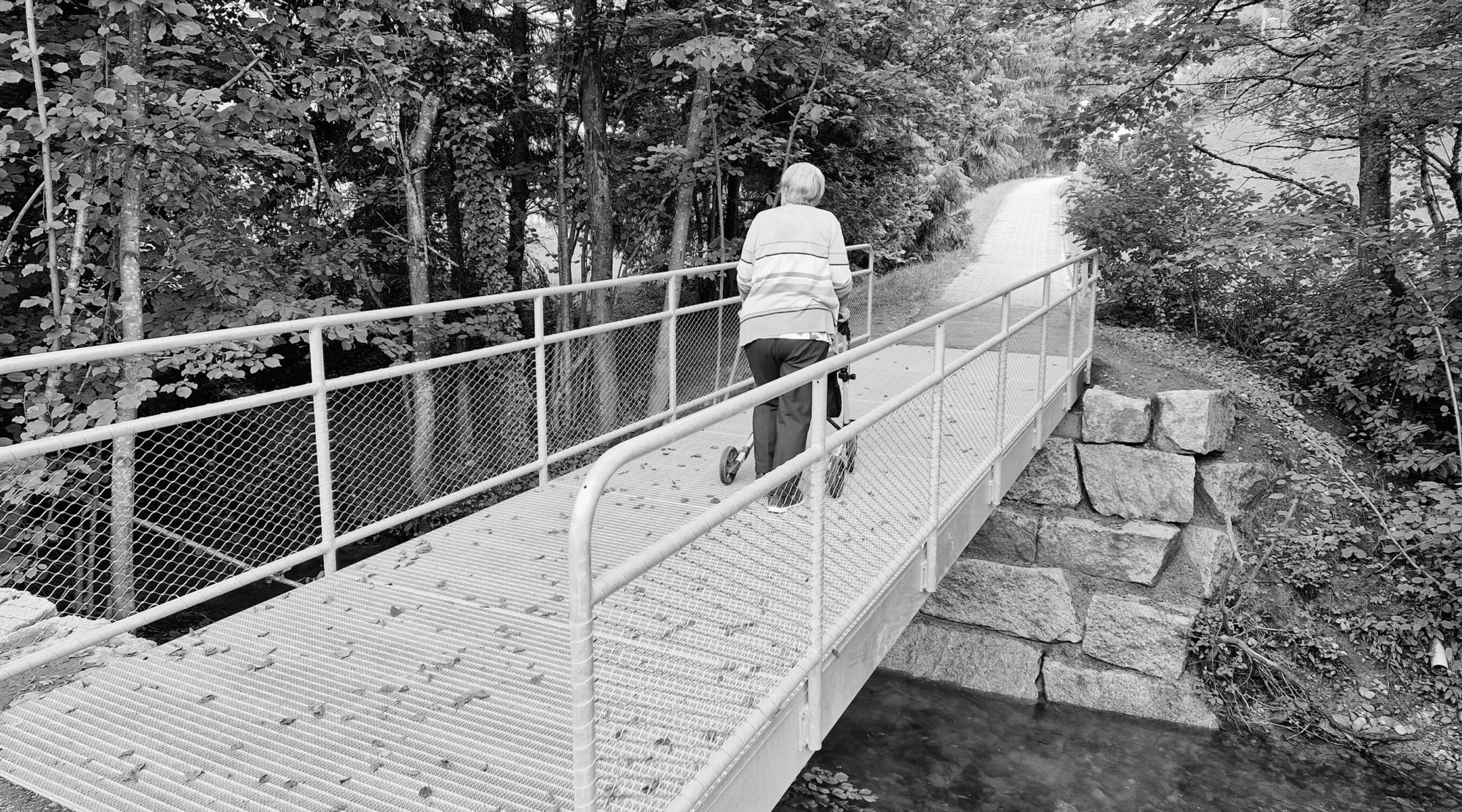 Iromet Brücke Würzenbach mit Person 1